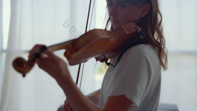 女孩练习音乐小提琴弓小提琴家玩和弦小提琴
